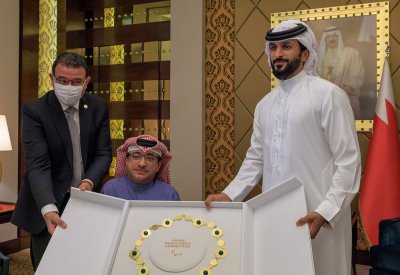 ناصر بن حمد يتسلم وسام اللجنة البارالمبية الاسيوية