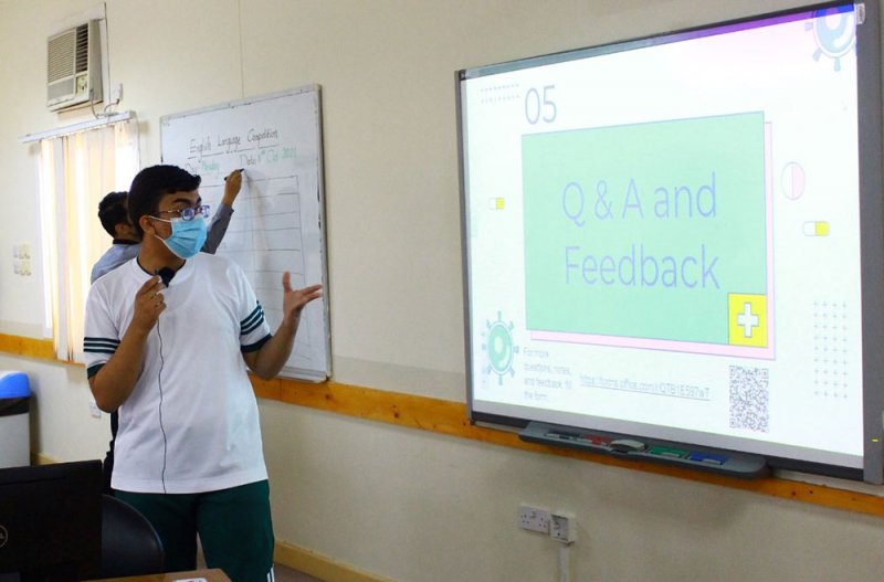 طلاقة باللغة الإنجليزية في مسابقة الخطابة بثانوية عيسى بن علي