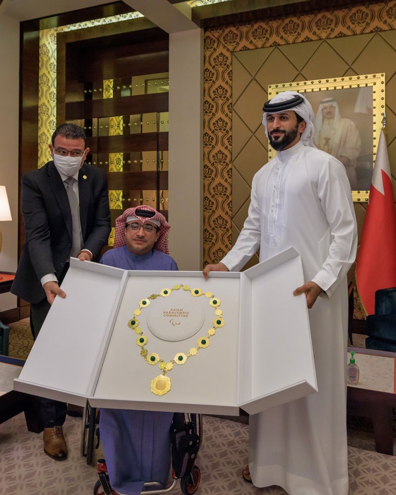 ناصر بن حمد يتسلم وسام اللجنة البارالمبية الاسيوية