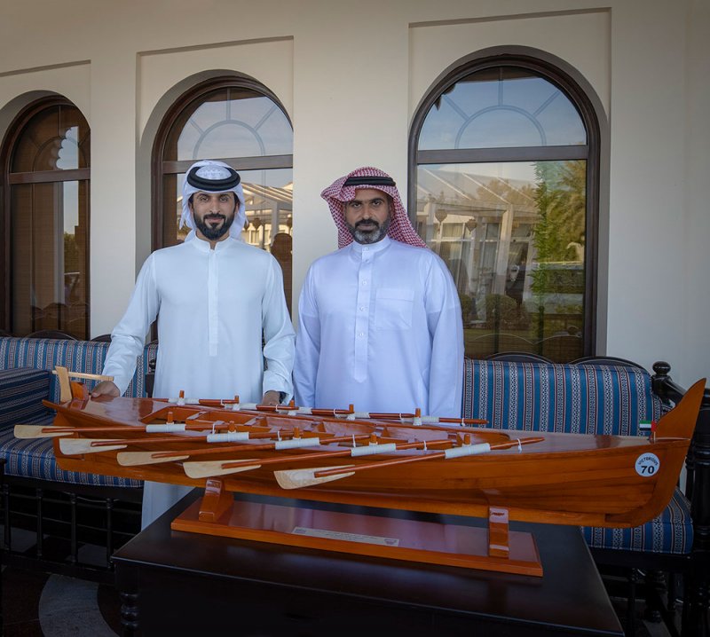 ناصر بن حمد يستقبل البوسميط ويشيد بإنجاز فيكتوريوس للتجديف