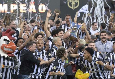 أتلتيكو مينيرو يحتفل بلقب دوري البرازيل.. على أجساد مشجعيه