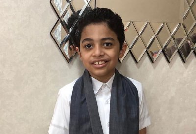 رغم التوحد.. "علي" نجم المسرح المدرسي والكشافة