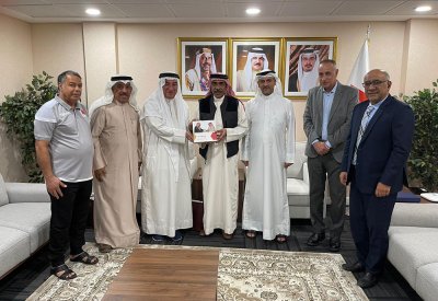 علي بن محمد يستقبل أسد ويتسلم نسخة من كتابه