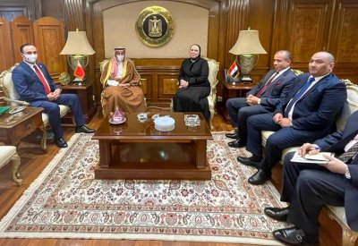 وزير الصناعة يجتمع بوزيرة التجارة والصناعة بجمهورية مصر