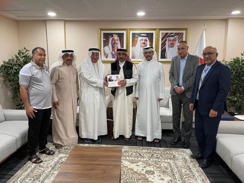 علي بن محمد يستقبل أسد ويتسلم نسخة من كتابه