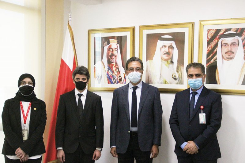 البروفيسور الغنيمي يُجري 10 عمليات جراحية معقدة لمرضى (طب الأطفال) بالسلمانية
