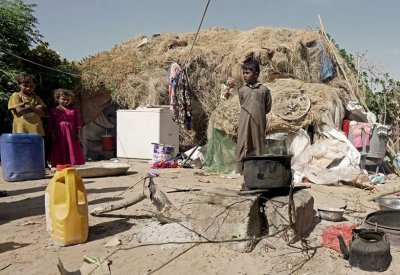 في مأرب.. صواريخ حوثية تستهدف مخيما للنازحين