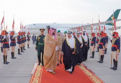 جلالة الملك المفدى يستقبل سمو ولي عهد السعودية لدى وصوله إلى البلاد