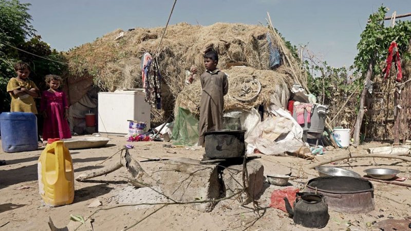 في مأرب.. صواريخ حوثية تستهدف مخيما للنازحين