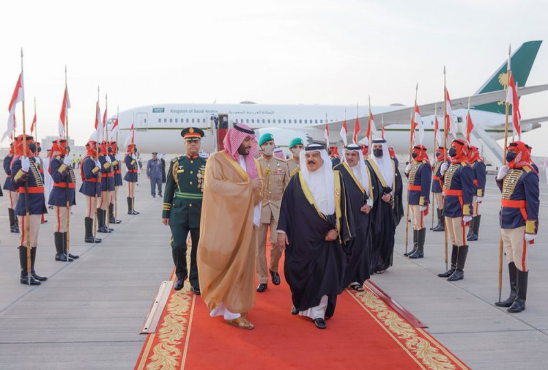 جلالة الملك المفدى يستقبل سمو ولي عهد السعودية لدى وصوله إلى البلاد