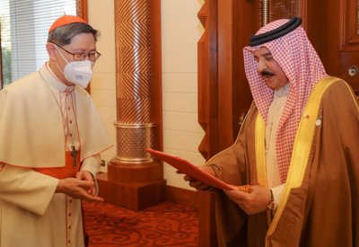 جلالة الملك يستقبل عميد مجمع تنوير الشعوب للكرسي الرسولي بالفاتيكان و رئيس الأساقفة القاصد الرسولي لدى الكويت وقطر ومملكة البحرين والنائب الرسولي في جنوب شبه الجزيرة العربية