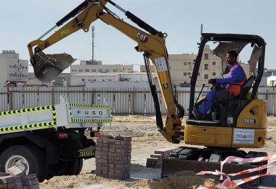 بالصور: معول التكسير يطال ارصفة الرملي الجديدة مرة أخرى