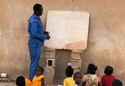 غير الصورة النمطية.. شرطي سوداني يتطوع لتدريس الفقراء