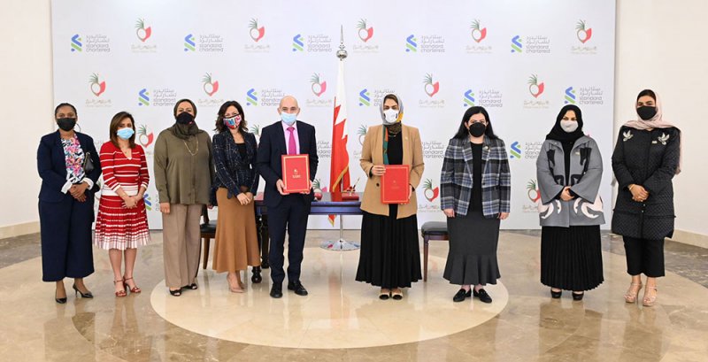 الأعلى للمرأة وستاندرد تشارترد يعززان تعاونهما لدعم مشاركة المرأة الاقتصادية واستقرارها الأسري