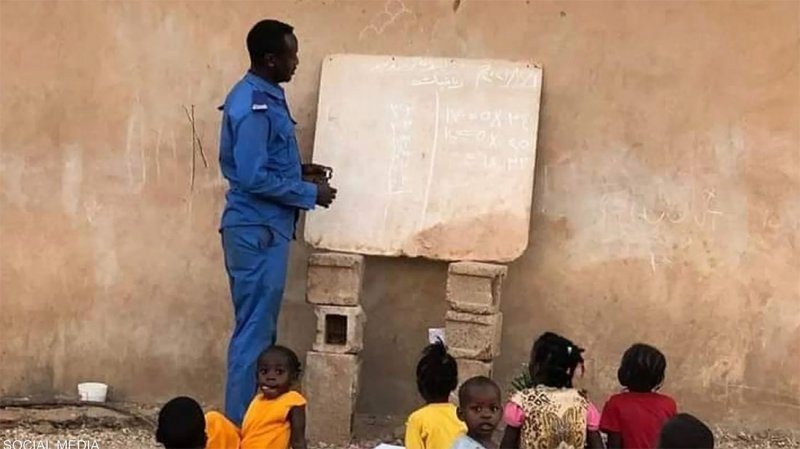غير الصورة النمطية.. شرطي سوداني يتطوع لتدريس الفقراء