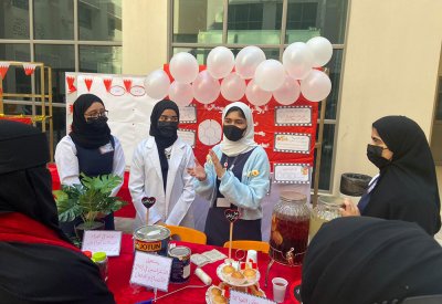 طالبات "غازي القصيبي" يقدمن معرض "العلوم في حب الوطن"