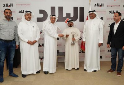 أسرة "البلاد" تكرم الفنان الملا لفوزه بأرفع جائزة عربية