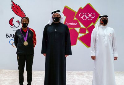 خالد بن حمد يتوج البطلة مريم جمال بالميدالية الذهبية لأولمبياد لندن 2012