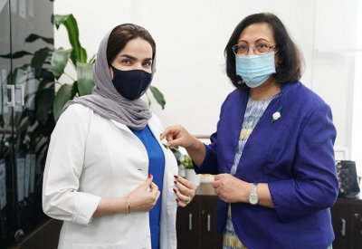 وزيرة الصحة تقوم بتوزيع وردة الشهيد على موظفي وزارة الصحة