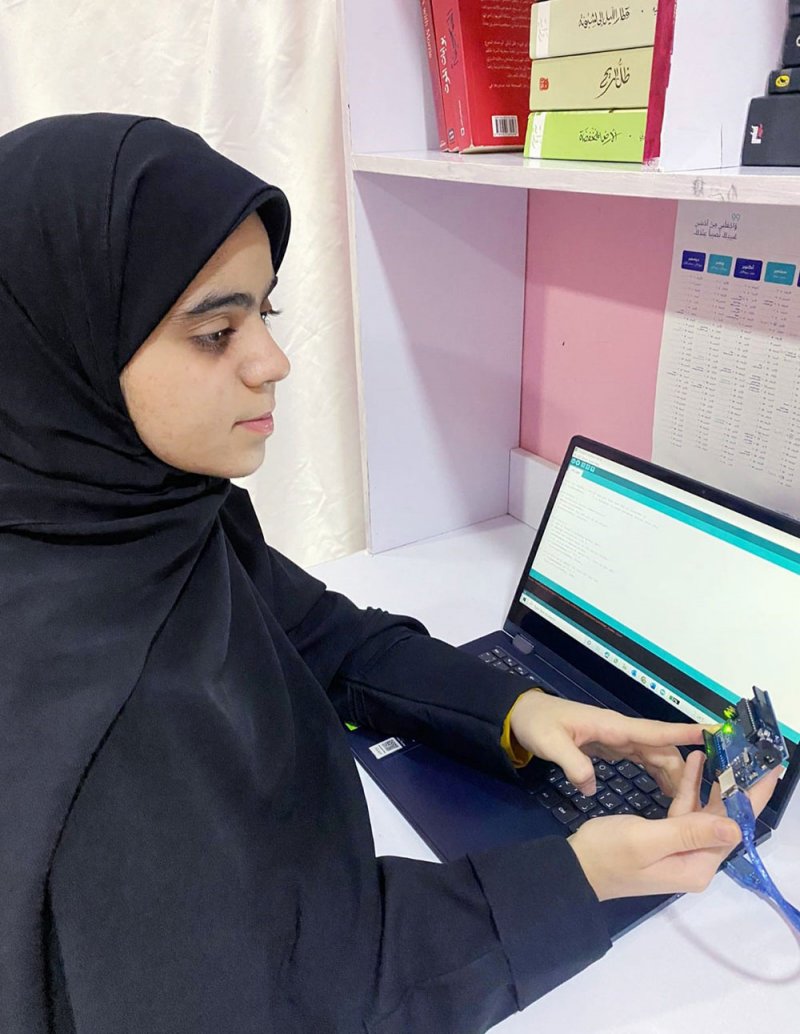 "بتول الشويخ".. تؤسس نادي الذكاء الاصطناعي بمدرستها