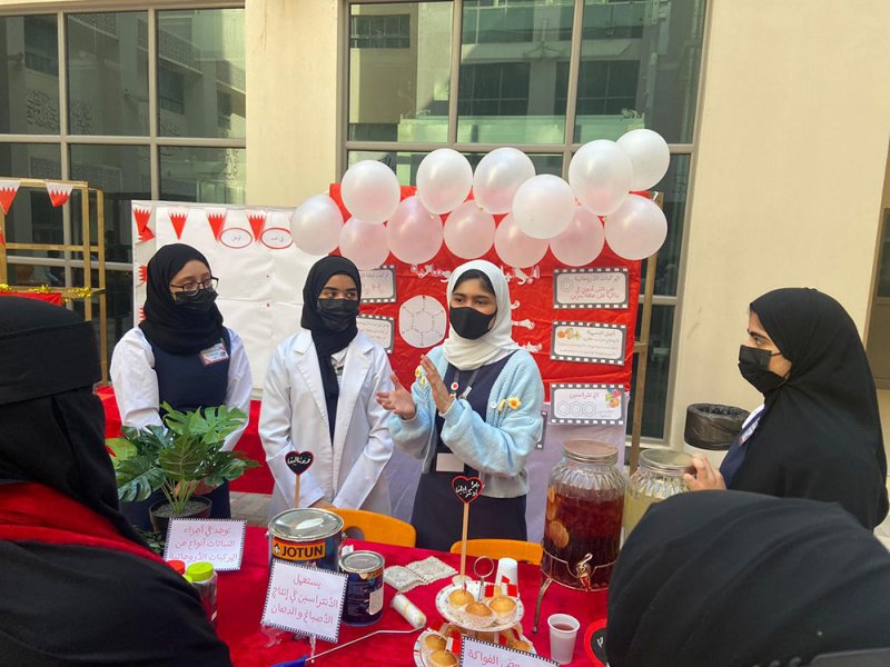 طالبات "غازي القصيبي" يقدمن معرض "العلوم في حب الوطن"