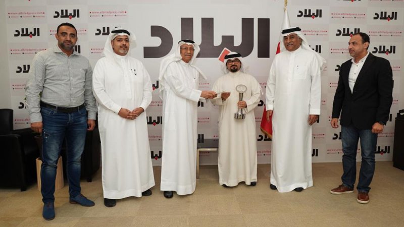 أسرة "البلاد" تكرم الفنان الملا لفوزه بأرفع جائزة عربية