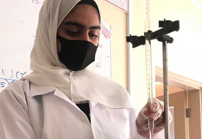 عالمات المستقبل يطبقن أحدث التجارب في المختبرات المدرسية