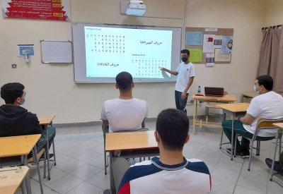 طالب بحريني يُتقن اليابانية ويقدم ورشاً لتعليمها بالمدرسة
