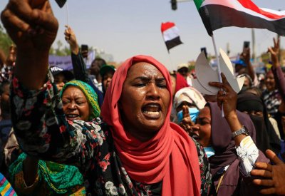 الأمن السوداني يطلق الغاز المسيل للدموع على متظاهرين قرب القصر الرئاسي