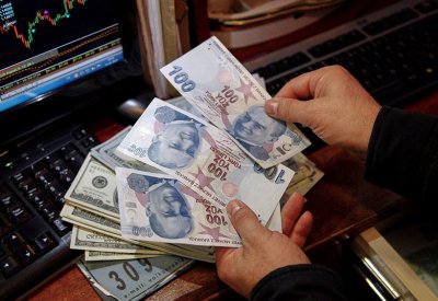 الليرة التركية عند قاع جديد.. تجاوزت 14.74 مقابل الدولار