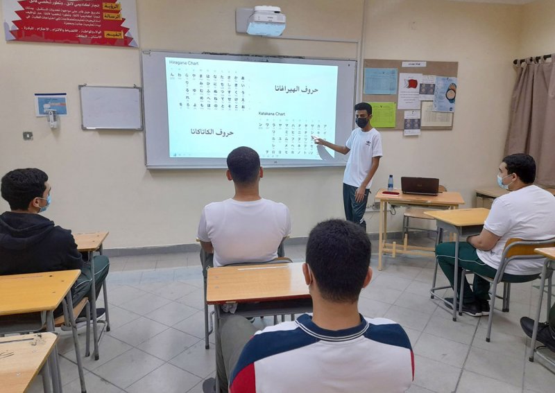 طالب بحريني يُتقن اليابانية ويقدم ورشاً لتعليمها بالمدرسة
