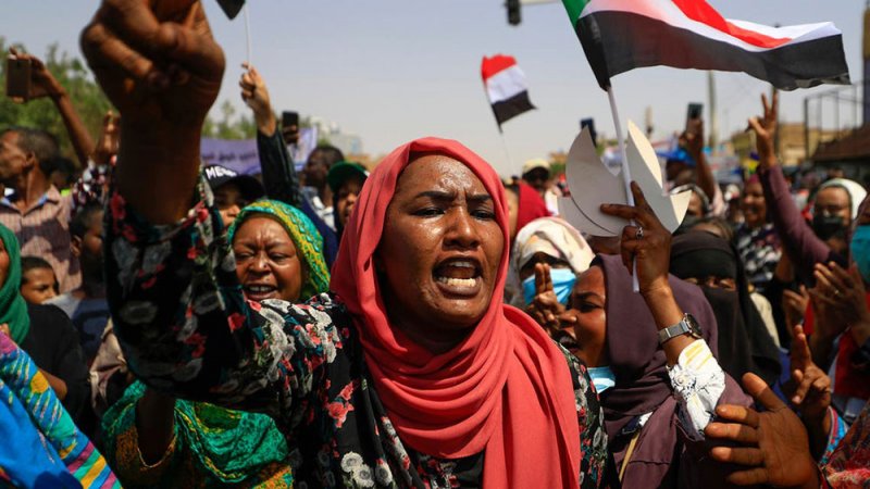 الأمن السوداني يطلق الغاز المسيل للدموع على متظاهرين قرب القصر الرئاسي