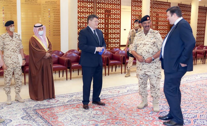 القائد العام لقوة دفاع البحرين يبحث مع وزير القوات المسلحة بالمملكة المتحدة الموضوعات ذات الاهتمام المشترك