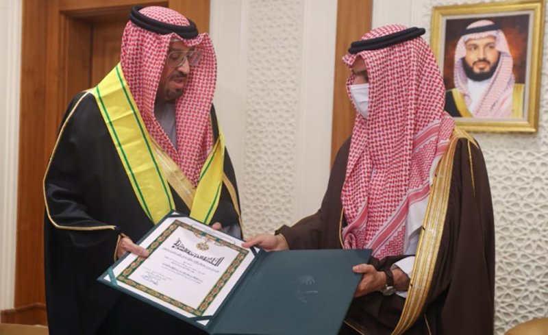 خادم الحرمين الشريفين يمنح الشيخ حمود بن عبدالله آل خليفة وشاح الملك عبدالعزيز من الطبقة الثانية