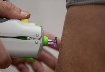 بدون ألم ويتصدى للمتحورات.. علماء يجربون لقاحا "ثوريا"