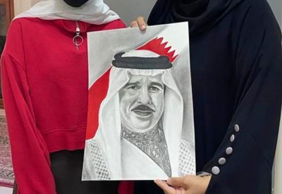 طالبة بإعدادية سترة تُهدي جلالة الملك المفدى لوحة فنية