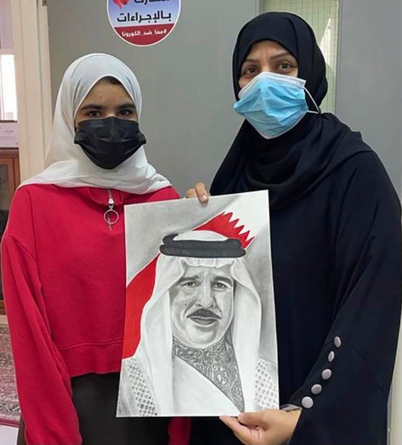 طالبة بإعدادية سترة تُهدي جلالة الملك المفدى لوحة فنية