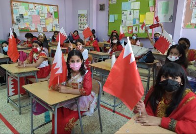 مدارس البحرين تزدان بالأحمر والأبيض احتفالاً بالأعياد الوطنية