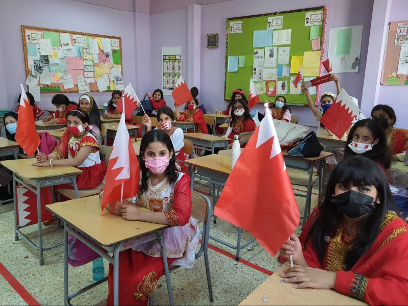 مدارس البحرين تزدان بالأحمر والأبيض احتفالاً بالأعياد الوطنية