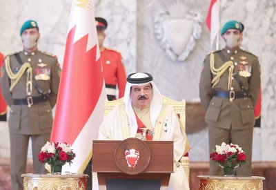 جلالة الملك يمنح الصفوف الأمامية “وسام الأمير سلمان بن حمد للاستحقاق الطبي”