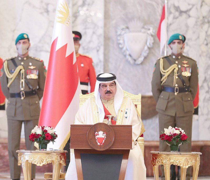 جلالة الملك يمنح الصفوف الأمامية “وسام الأمير سلمان بن حمد للاستحقاق الطبي”