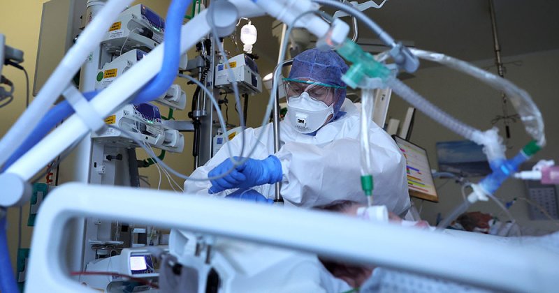 علماء يحددون أعراض أوميكرون "الشائعة".. لا تتجاهلها