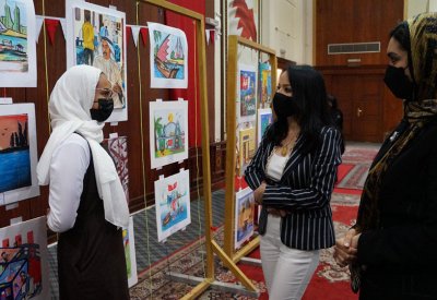 "الخدمات الطلابية" تقيم معرضاً فنياً عن تاريخ البحرين ونهضتها الحضارية  