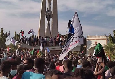 آلاف المحتجين يصلون إلى محيط القصر الرئاسي بالخرطوم