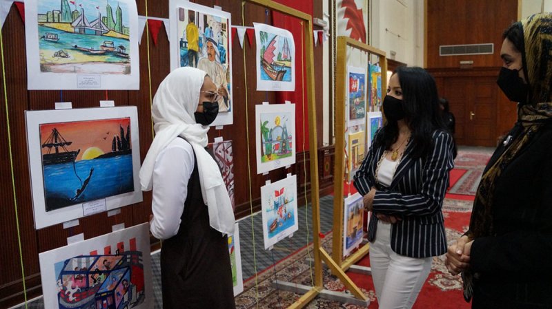 "الخدمات الطلابية" تقيم معرضاً فنياً عن تاريخ البحرين ونهضتها الحضارية  