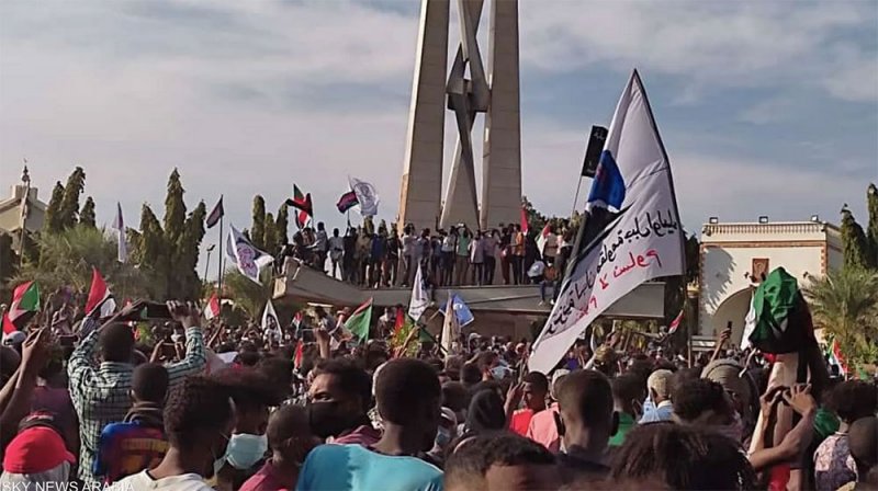 آلاف المحتجين يصلون إلى محيط القصر الرئاسي بالخرطوم