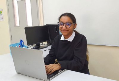 طالبة ثانوي تُدرّب 158 على التطبيقات التعليمية الرقمية