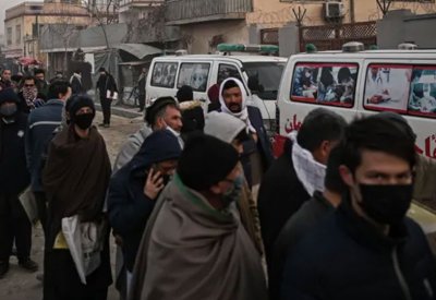 للحصول على جواز سفر.. مئات الأفغان يصطفون
