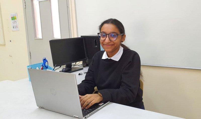 طالبة ثانوي تُدرّب 158 على التطبيقات التعليمية الرقمية