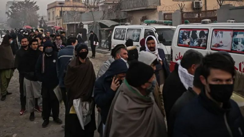 للحصول على جواز سفر.. مئات الأفغان يصطفون